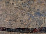 une grande peinture accrochée au mur d'un immeuble