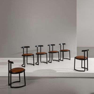 Plusieurs chaises sont alignées sur une surface blanche