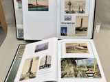 un livre ouvert posé sur une table à côté d'une pile de livres