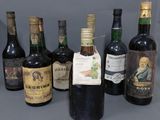 plusieurs bouteilles de vin sont alignées sur une table