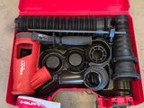 une boîte à outils rouge avec des outils sur le sol