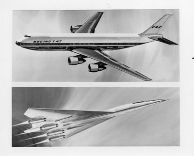 deux photos en noir et blanc d'un avion volant dans le ciel
