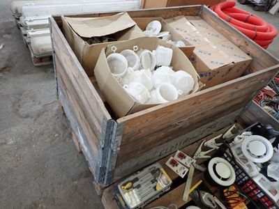 une boîte en bois remplie d'objets hétéroclites sur le sol