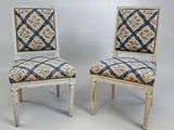 paire de chaises peintes avec dossier rembourré