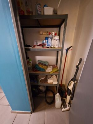 Etagère en métal gris et contreplaqué à cinq niveaux