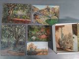 six tableaux représentant des arbres, rangés dans une boîte posée sur une table