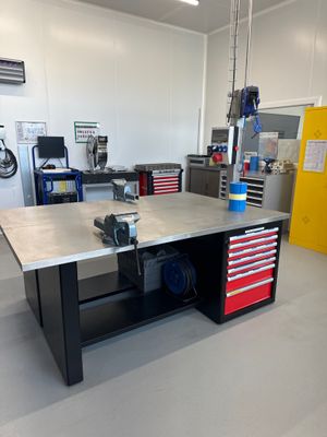 un établi dans un garage avec des outils dessus