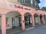 un bâtiment rose avec une enseigne sur laquelle on peut lire « tabc »