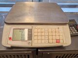 une balance posée sur une table devant une fenêtre