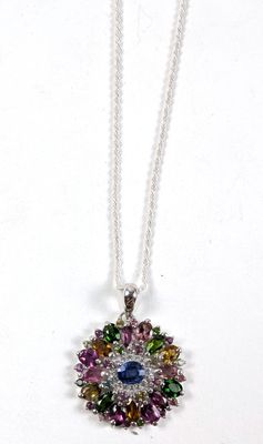 gros plan d'un collier sur une surface blanche