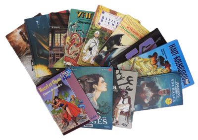 un grand nombre de livres posés sur une table