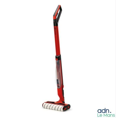gros plan d'un aspirateur rouge et noir sur fond blanc