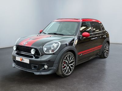 La Mini Countryman a une bande rouge à l'avant.