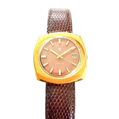 une image représentant une montre avec un bracelet en cuir marron sur fond blanc