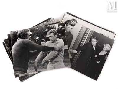 plusieurs photos en noir et blanc d'un homme et d'une femme dans une pièce
