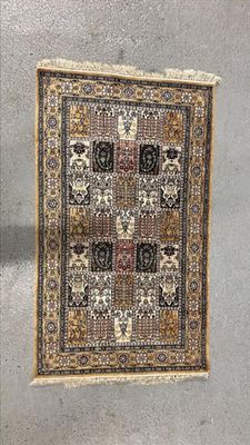 une photo d'un tapis accroché au mur d'une pièce
