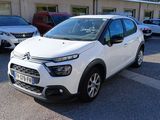 la voiture blanche est garée devant un bâtiment dans un parking