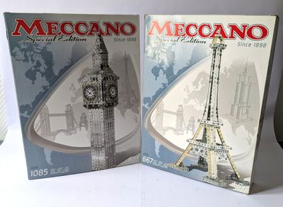 deux livres posés l'un à côté de l'autre sur une table