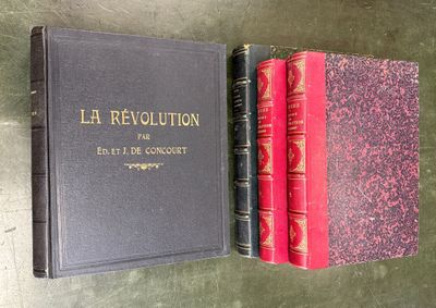 deux livres posés l'un à côté de l'autre sur une table