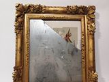 la photo d'un miroir accroché au mur