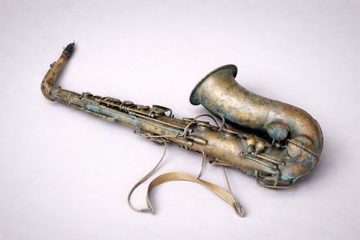 un saxophone posé sur une surface blanche