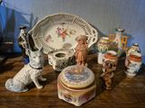 une table sur laquelle sont disposés de nombreux objets décoratifs