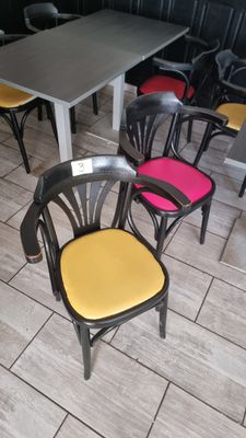 Dans un restaurant, les tables et les chaises sont alignées en rangée.
