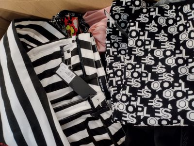 deux sacs posés dans une boîte par terre