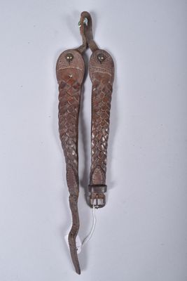 une paire de couteaux en forme de poisson accrochés au mur