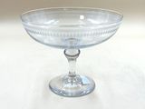 un saladier en verre transparent orné d'un motif décoratif