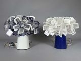 deux vases contenant des fleurs, posés sur une table
