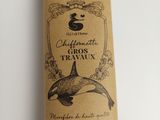 serviette de yoga violette ornée d'une illustration représentant une baleine