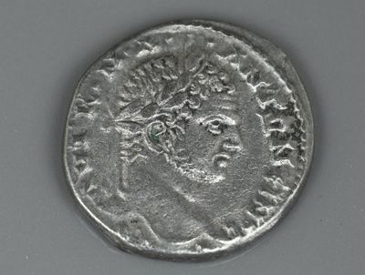 Gros plan sur une pièce d'argent portant une tête de femme