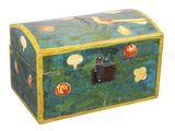 un petit coffre en bois décoré de fleurs peintes