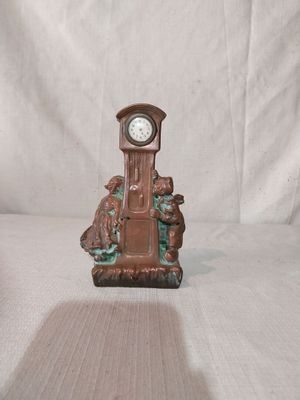 une petite horloge posée sur une table