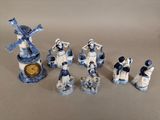 un groupe de figurines assises sur une table