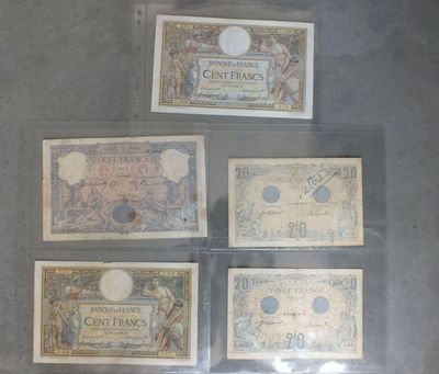 quatre billets de banque différents se trouvent dans un sachet transparent posé sur une table
