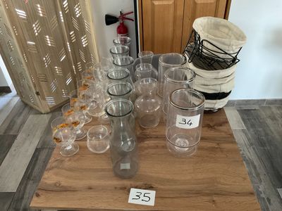 une table en bois sur laquelle se trouvent de nombreux verres vides