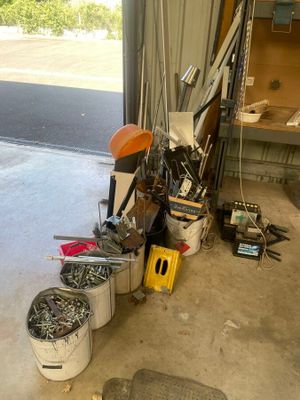 un garage avec beaucoup d'outils et des outils sur le sol