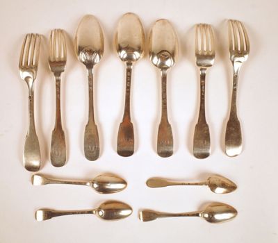 beaucoup de fourchettes et de cuillères sur la table