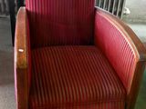 une chaise rouge qui se trouve dans une pièce avec un radiateur en arrière-plan