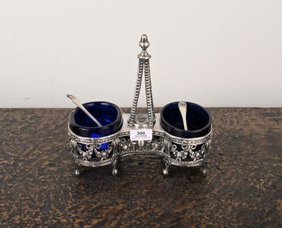 un ensemble de tasse et cuillère argentées et bleues posé sur une table