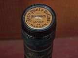 gros plan d'une bouteille de vin sur une table