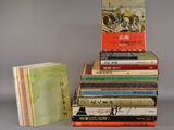 plusieurs livres empilés sur une table