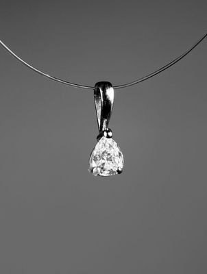 Pendentif en or gris 750/1000 (18K) orné en serti-griffes d'…