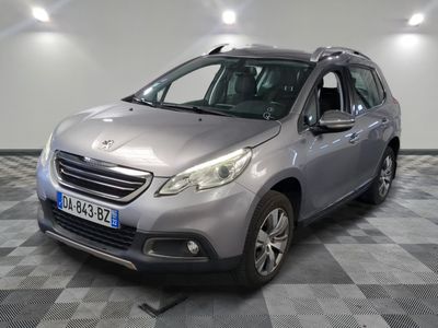 la voiture argentée est garée dans le garage sur un sol en damier