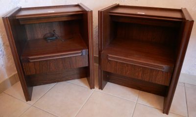 deux armoires en bois placées l'une à côté de l'autre