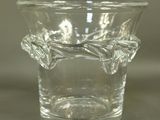 un vase en verre transparent orné d'un motif floral