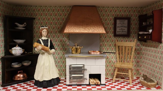 Diorama. Composition miniature, dans une vitrine en bois, vitre e...