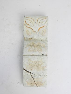 une petite œuvre d'art accrochée au mur